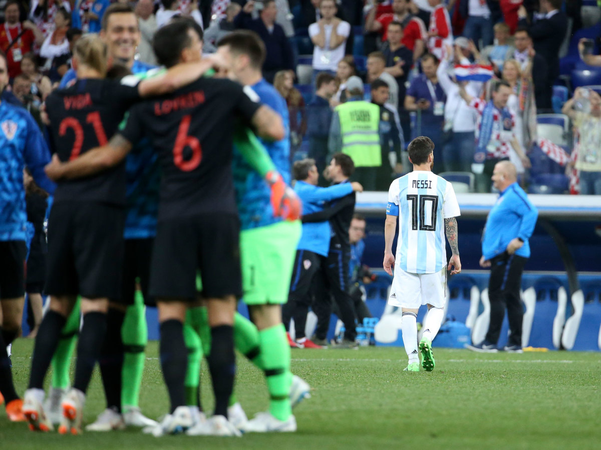 messi-walks-off.jpg